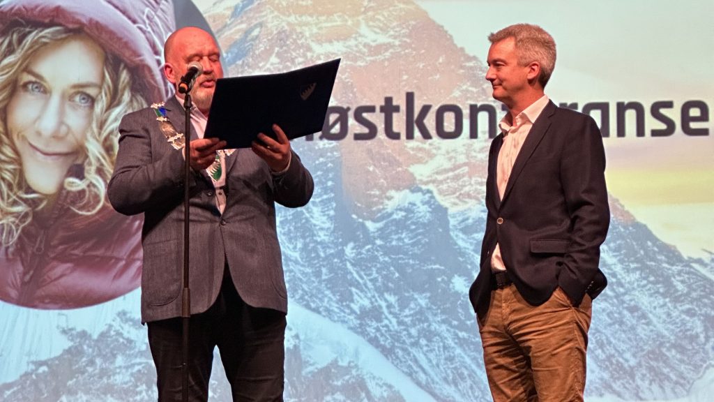 Bildet viser Ordfører i Grue Kommune, Rune Grenberg, han overrekker prisen til daglig leder i Bredesen Opset, Brede Bredesen Opset.